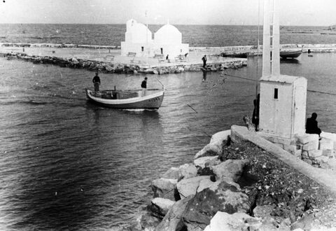 Βάρκα μπαίνει στο λιμάνι