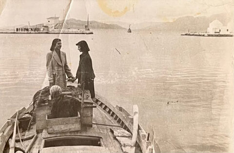 Δύο φίλες στο λιμάνι