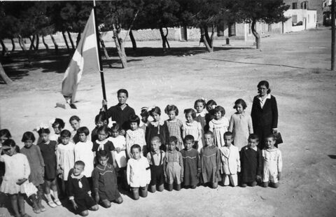 Σχολική τάξη 1ου Δημ. Σχολείου στα Πευκάκια