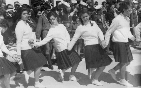 Μαθήτριες χορεύουν την 25η Μαρτίου.
