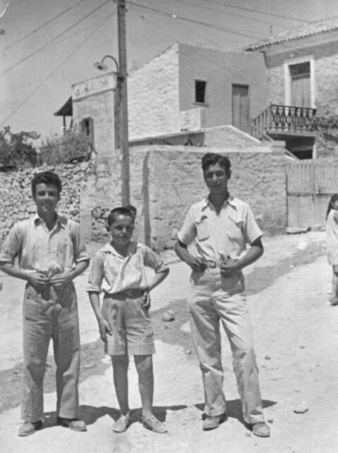 Ο Στέλιος με τ' αδέλφια του