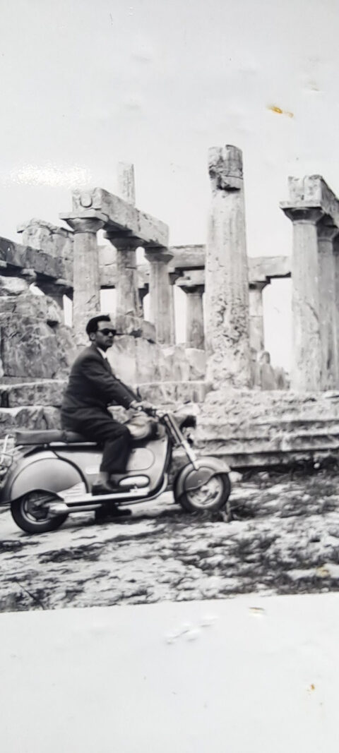 Ο Γιώργος Πάσχας εποχούμενος στο Ναό της Αφαίας