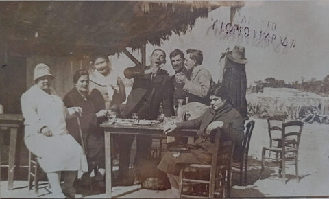 Παρέα συγγενών γιορτάζουν τα Κούλουμα