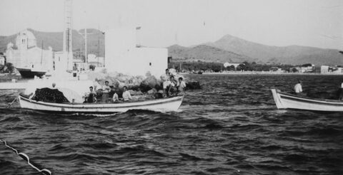 Ψαράδες στις βάρκες τους