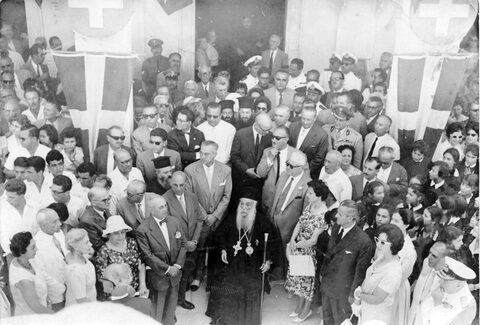 Επίσημοι στην είσοδο της Μητρόπολης.