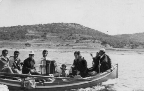 Στον Τούρλο με τη βάρκα