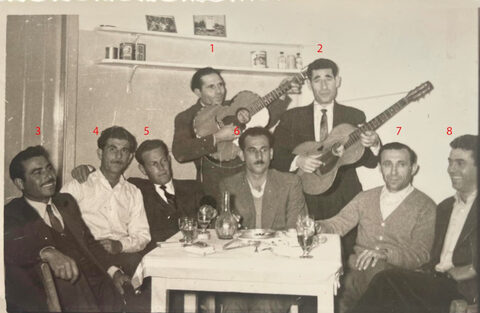 Παρέα διασκεδάζει στην ταβέρνα Στρατηγού