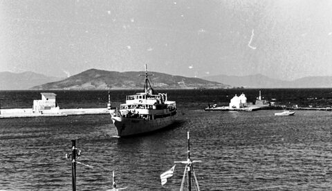 Το πλοίο ΠΙΝΔΟΣ εισέρχεται στο λιμάνι