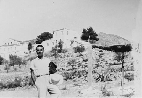 Ο Σώζων Αγγελόπουλος έξω από τη μονή Αγίου Νεκταρίου
