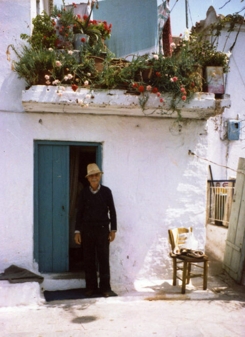 Μπροστά στην ασβεστωμένη πρόσοψη